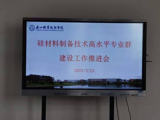 说明: 墙上的电视屏幕描述已自动生成