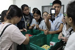 图1学生深入海棠医药公司实习.jpg 图1学生深入海棠医药公司实习.jpg