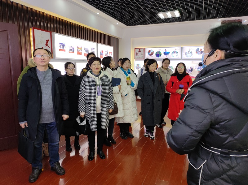 4 参观校史馆.jpg 4 参观校史馆.jpg