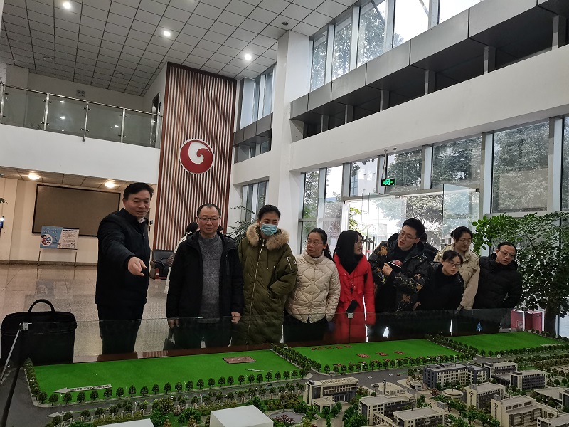 2 党委书记管永林亲自讲解学校发展.jpg 2 党委书记管永林亲自讲解学校发展.jpg