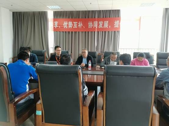 说明: 会议室里的人们描述已自动生成